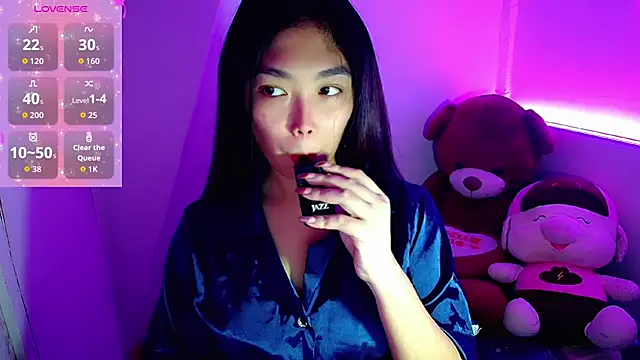 TR4NSCUTI3 online show from 19, 10, 2025