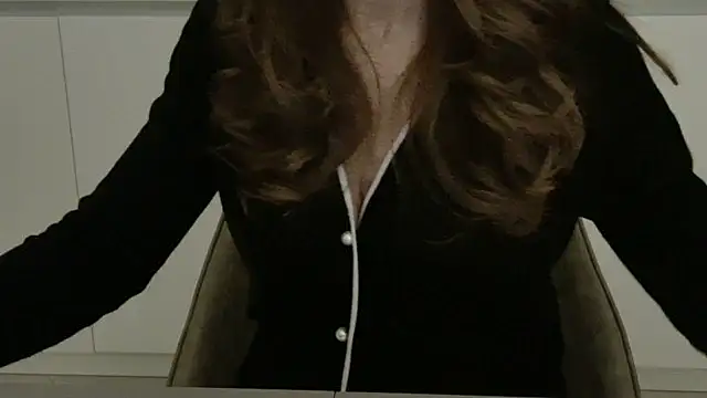 Snapshot of amara_2022 chatting on 1, 11, 2025 amara 2022 online show from 1, 11, 2025