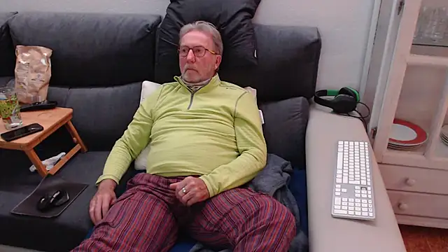 Snapshot of Nudelschwanz chatting on 7, 3, 2025 Nudelschwanz online show from 7, 3, 2025