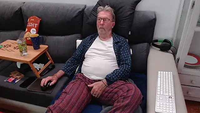 Snapshot of Nudelschwanz chatting on 9, 3, 2025 Nudelschwanz online show from 9, 3, 2025