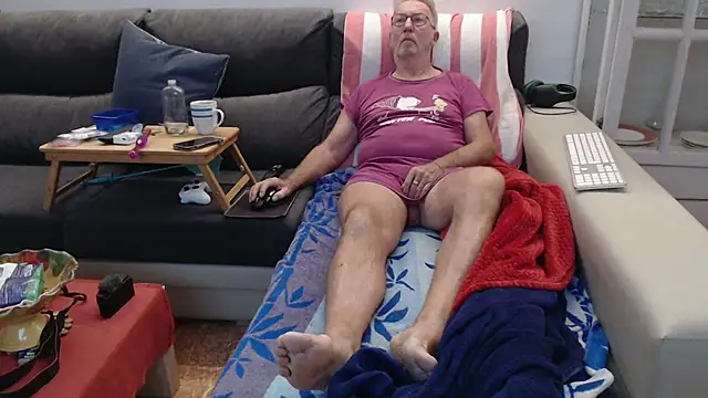 Snapshot of Nudelschwanz chatting on 4, 12, 2025 Nudelschwanz online show from 4, 12, 2025