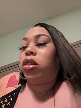 Snapshot of ThickAssRena chatting on 8, 12, 2024 ThickAssRena online show from 8, 12, 2024