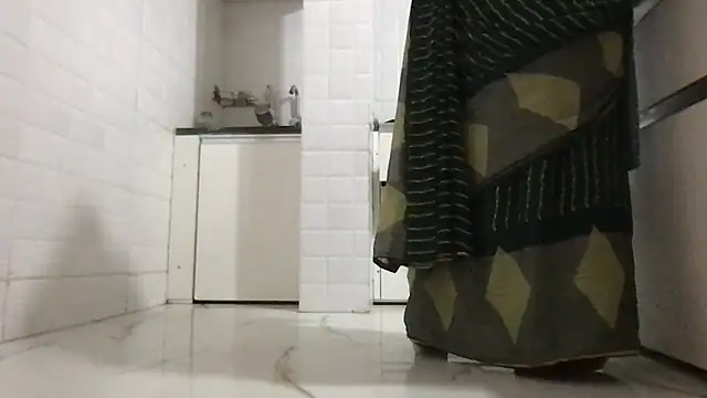 Snapshot of Riyasingh9 chatting on 18, 11, 2025 Riyasingh9 online show from 18, 11, 2025