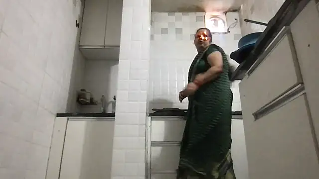 Snapshot of Riyasingh9 chatting on 15, 12, 2025 Riyasingh9 online show from 15, 12, 2025