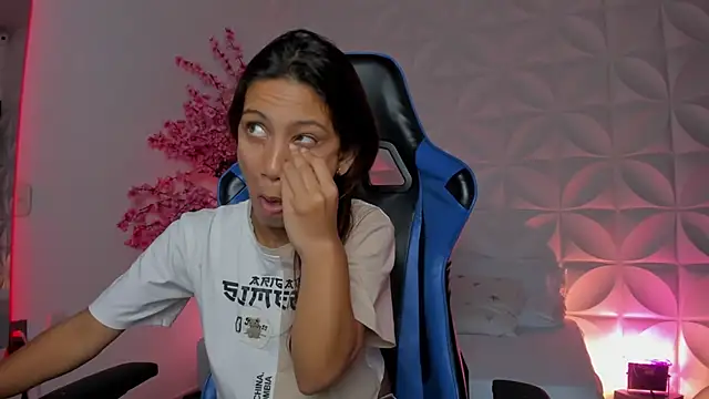 Snapshot of cora_22 chatting on 8, 11, 2025 cora 22 online show from 8, 11, 2025