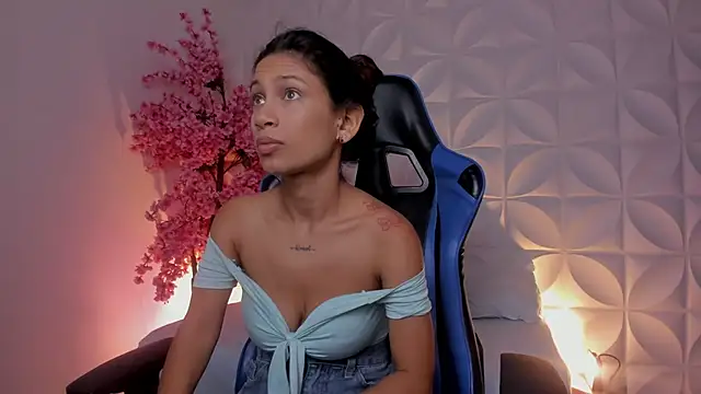 Snapshot of cora_22 chatting on 4, 12, 2025 cora 22 online show from 4, 12, 2025