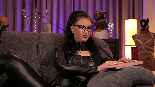 Snapshot of kelly_kent chatting on 12, 12, 2024 kelly kent online show from 12, 12, 2024