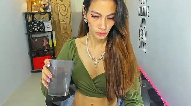 Snapshot of Trixie_Mattel21 chatting on 20, 12, 2024 Trixie Mattel21 online show from 20, 12, 2024