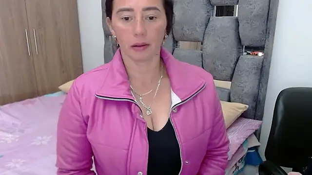 Snapshot of sara_hott_1 chatting on 3, 2, 2025 sara hott 1 online show from 3, 2, 2025