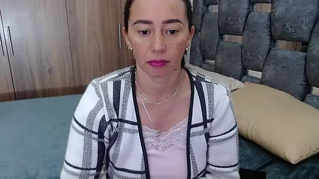 Snapshot of sara_hott_1 chatting on 5, 3, 2025 sara hott 1 online show from 5, 3, 2025