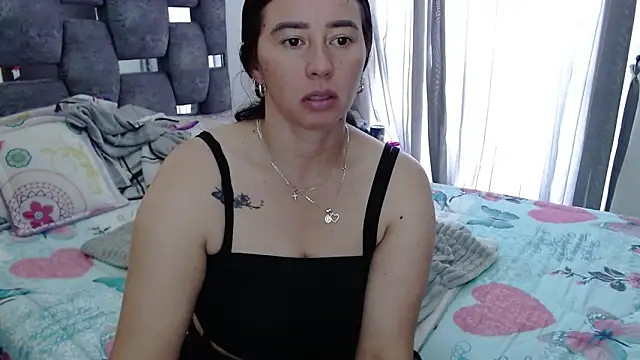 Snapshot of sara_hott_1 chatting on 18, 11, 2025 sara hott 1 online show from 18, 11, 2025