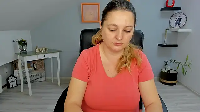 LollaGirl online show from 22, 1, 2025