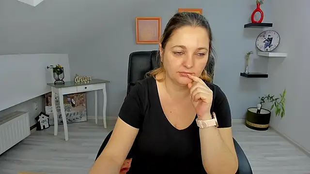 LollaGirl online show from 27, 1, 2025