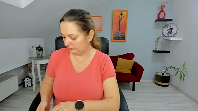 LollaGirl online show from 10, 2, 2025