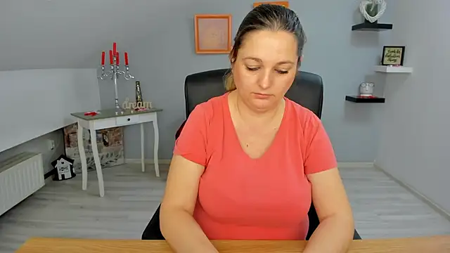 LollaGirl online show from 5, 3, 2025