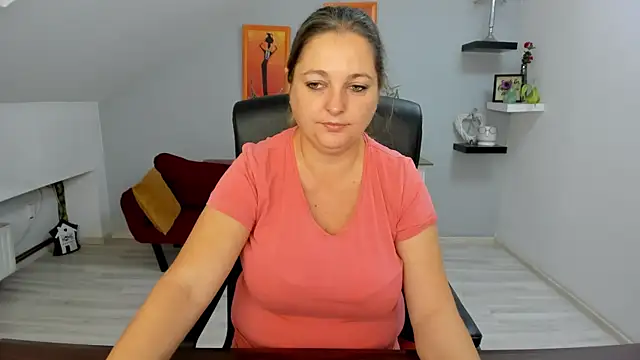 LollaGirl online show from 2, 10, 2025