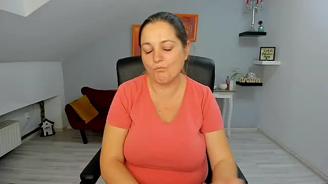 LollaGirl online show from 3, 11, 2025