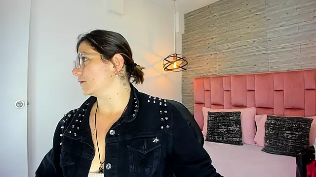 SarahDeyvis online show from 8, 9, 2025