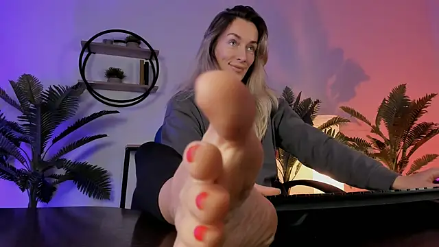 Snapshot of RebeccaMartinez chatting on 4, 1, 2025 RebeccaMartinez online show from 4, 1, 2025