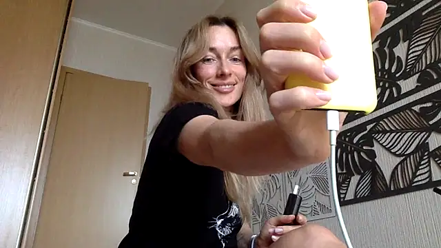 Snapshot of RebeccaMartinez chatting on 6, 3, 2025 RebeccaMartinez online show from 6, 3, 2025