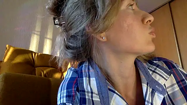 Snapshot of RebeccaMartinez chatting on 10, 3, 2025 RebeccaMartinez online show from 10, 3, 2025