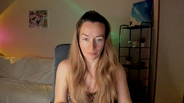 Snapshot of RebeccaMartinez chatting on 22, 11, 2025 RebeccaMartinez online show from 22, 11, 2025