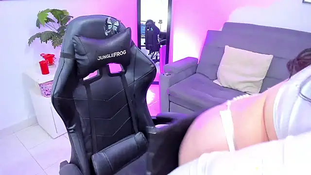 Snapshot of BellaFlaming chatting on 8, 2, 2025 BellaFlaming online show from 8, 2, 2025