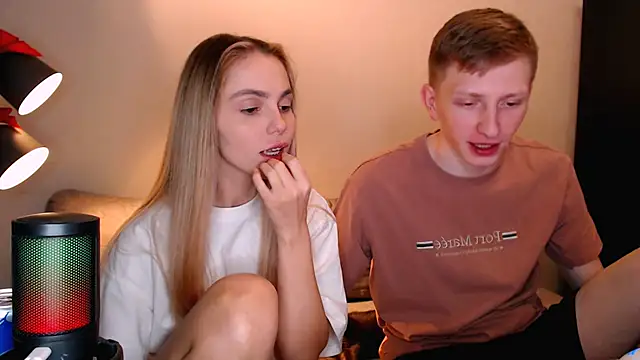 Snapshot of juliaanddima chatting on 9, 11, 2025 juliaanddima online show from 9, 11, 2025