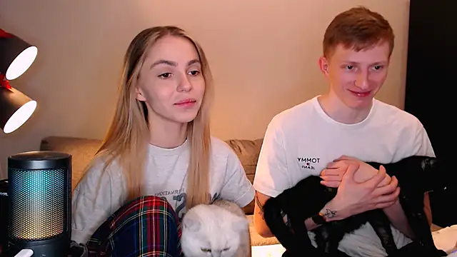 Snapshot of juliaanddima chatting on 18, 11, 2025 juliaanddima online show from 18, 11, 2025