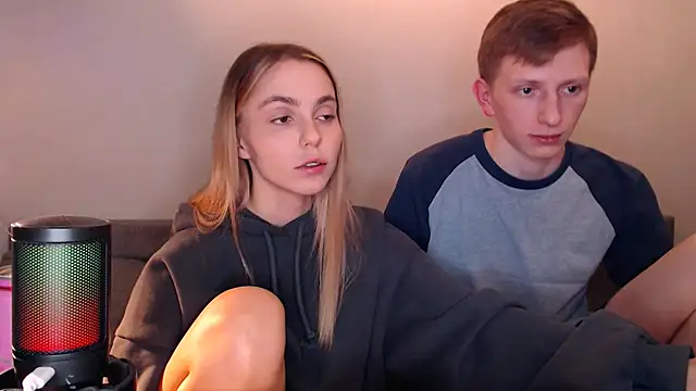 Snapshot of juliaanddima chatting on 3, 12, 2025 juliaanddima online show from 3, 12, 2025