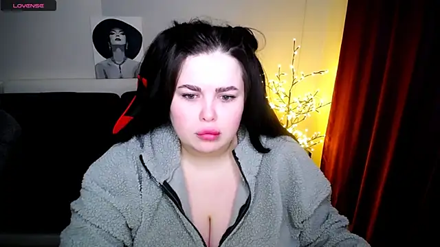 Emily Mo online show from 1, 2, 2025