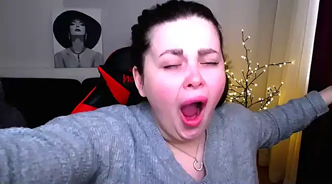 Emily Mo online show from 28, 2, 2025