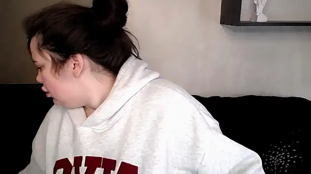 Emily Mo online show from 28, 10, 2025