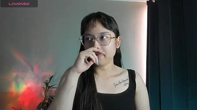 Snapshot of shantalc3rezo chatting on 13, 10, 2025 shantalc3rezo online show from 13, 10, 2025