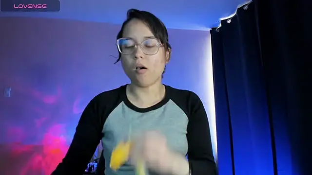 Snapshot of shantalc3rezo chatting on 7, 11, 2025 shantalc3rezo online show from 7, 11, 2025