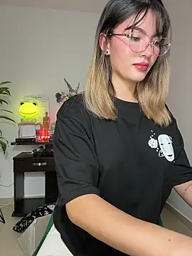 Snapshot of Your_Honeey chatting on 14, 11, 2025 Your Honeey online show from 14, 11, 2025