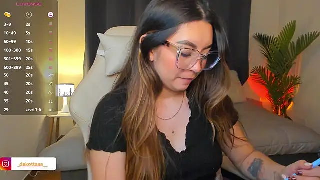 dakottaa  online show from 13, 4, 2026