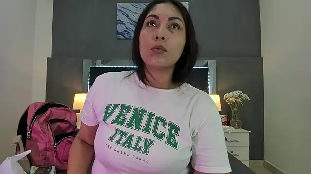 Snapshot of Lauralove_69 chatting on 25, 11, 2025 Lauralove 69 online show from 25, 11, 2025