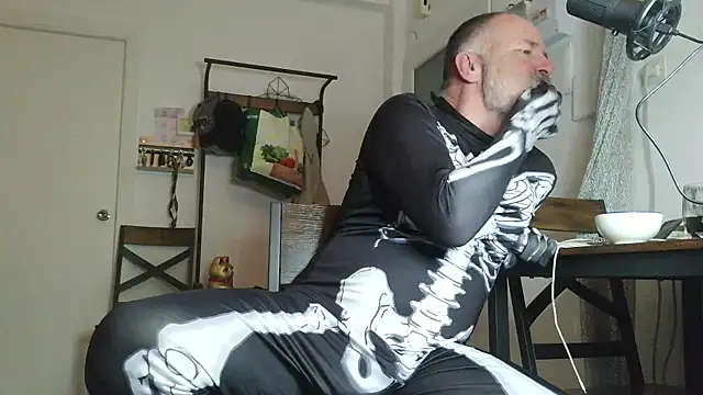 Snapshot of DaddybearVLC chatting on 31, 10, 2025 DaddybearVLC online show from 31, 10, 2025