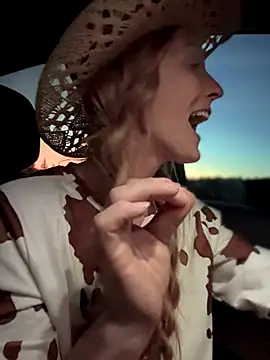 Snapshot of GoldenFlameGoddess chatting on 3, 11, 2025 GoldenFlameGoddess online show from 3, 11, 2025