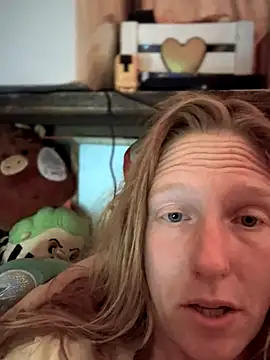 Snapshot of GoldenFlameGoddess chatting on 26, 11, 2025 GoldenFlameGoddess online show from 26, 11, 2025