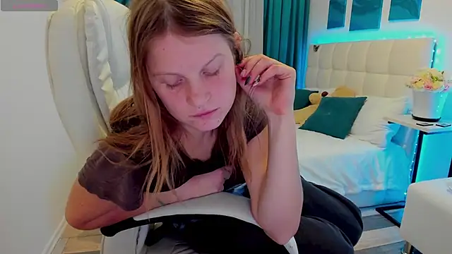 Kathlyn  Heath online show from 22, 2, 2025