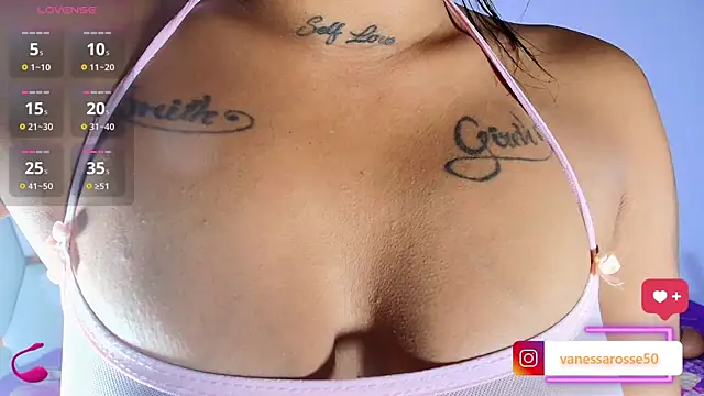 Snapshot of Julieth_Rossi chatting on 3, 10, 2025 Julieth Rossi online show from 3, 10, 2025