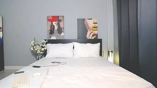 Hotbeebee online show from 30, 1, 2025