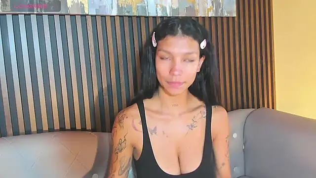 LauraAristizabal online show from 15, 10, 2025