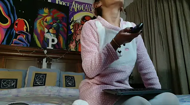 Snapshot of MINI_Petite chatting on 24, 12, 2024 MINI Petite online show from 24, 12, 2024