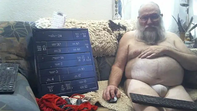 Snapshot of SexySantaC chatting on 2, 12, 2025 SexySantaC online show from 2, 12, 2025