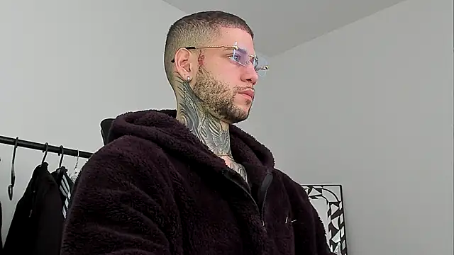 Snapshot of _jamesleandros1 chatting on 12, 11, 2025 jamesleandros1 online show from 12, 11, 2025