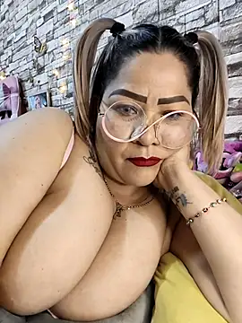 Dalessa Bigtits online show from 16, 4, 2026