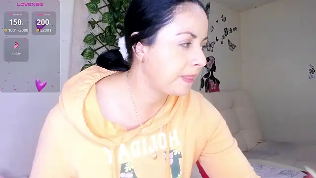 Juli Castillo8 online show from 7, 11, 2025